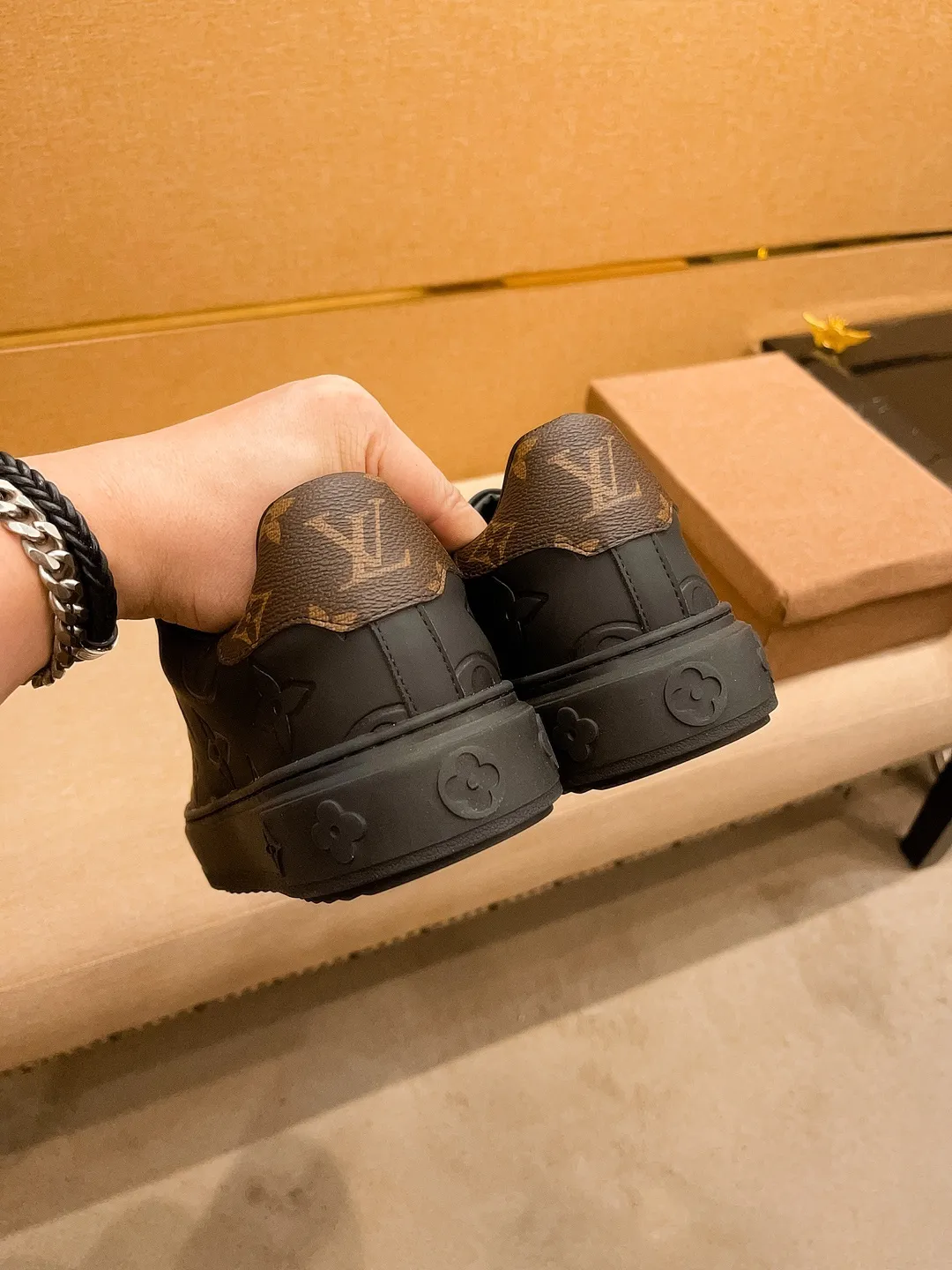 🚘🚘Factory batch 380💰[LV]🔥 Louis Vuitton high-end men's shoes brand official website 1:1 latest masterpiece: the upper is made of first-layer cowhide imported from Italy with a comfortable and breathable lining➕original non-slip and wear-resistant outsole🔥, making walking more convenient and comfortable! An exclusive new model, a stunning work, a beautiful 1:1 replica [color] compared to the official quality! Create a fashionable personality to set off your uniqueness! A must-have for trendy men! Classic 🔥Size: 38-44 Color: 🔥 2⃣️colors available🔥.